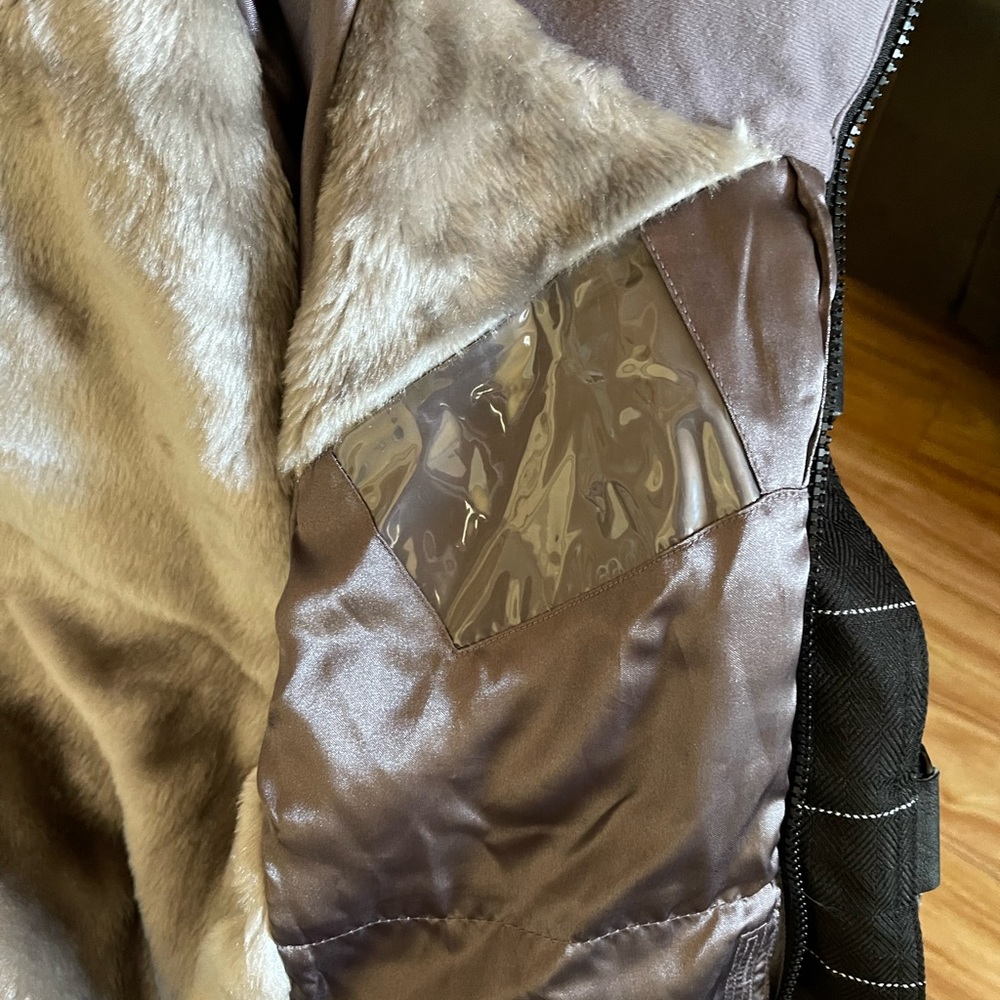 Burton snow jacket size M (runs a bit small) - Picture 4 of 6